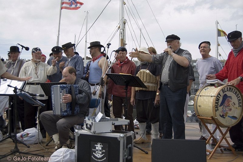 shantykoorblankenbergevisserijfeestenzeebrugge2008foto15.jpg